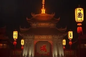 《双生迷局》封面，双胞胎剪影与手表特写